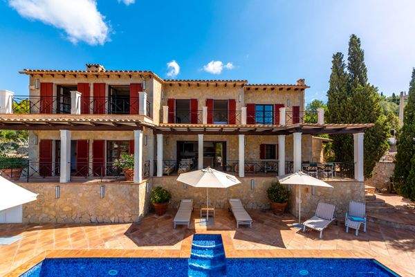 Ansicht der Villa mit Pool und Terrassen