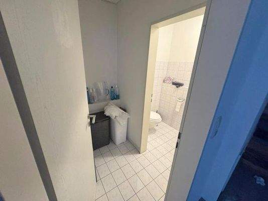 WC mit Handwaschbecken im Vorraum