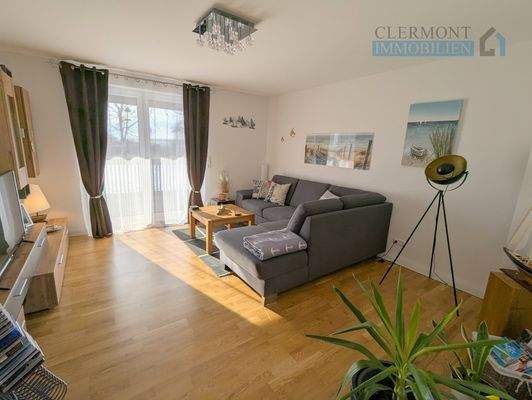 Wohnzimmer mit Zugang zum Balkon