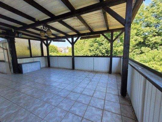 Terrasse mit Zugang in den Garten