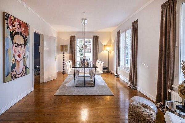 Großzügiger Ess- und Wohnbereich im Erdgeschoss mit Bick auf die Teichwiesen