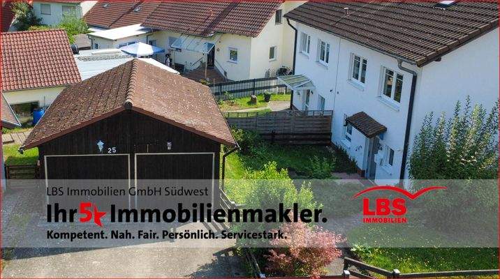 Frontansicht mit Garagen