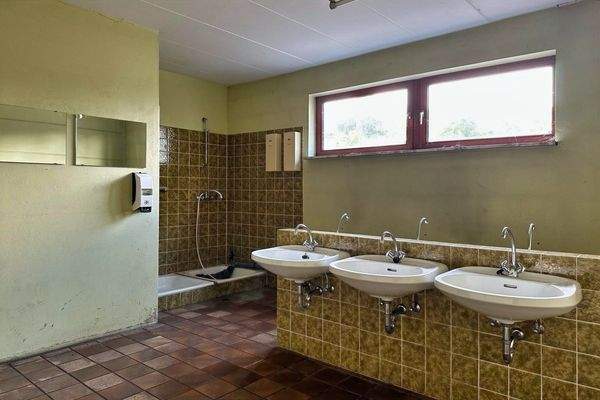 Waschraum m. 2 Duschen und 6 Handwaschbecken