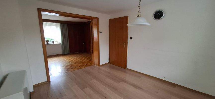 Haus 43_EG. Esszimmer mit Durchgang zum Wohnzimmer