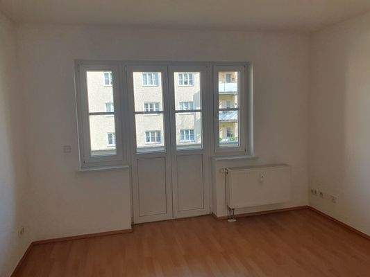 Wohnzimmer mit Balkon (3).jpg