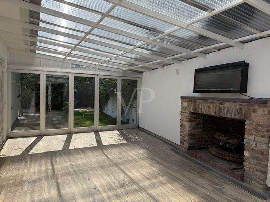 Wintergarten mit Blick in den Garten