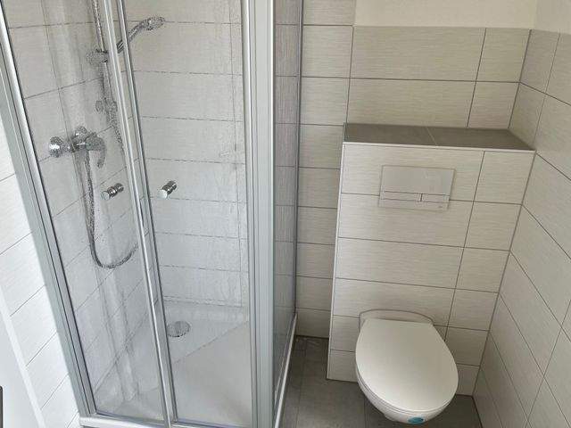Helle 2-Raum Wohnung im Erdgeschoss mit frisch saniertem Bad und optionaler Küche zu mieten - Photo 2