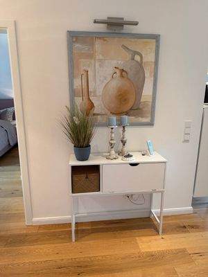 der schöne Flur bietet Akzente für Mobiliar