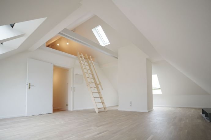 Helle, modernisierte 3-Zimmer-Wohnung im Dachgeschoss