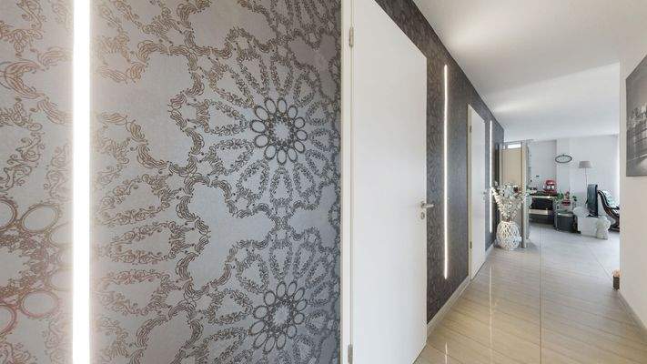 Diele mit in Wand integrierten Lichtleisten