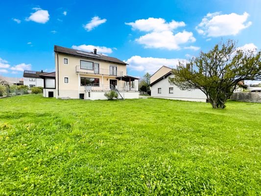 Einfamilienhaus plus Bungalow auf großem Garten!