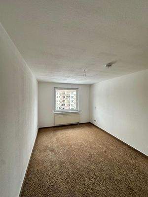 Helles Zimmer mit Teppich