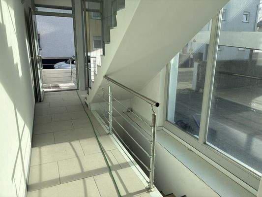 Heller, freundlicher Eingangsbereich