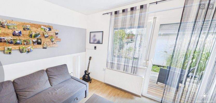 Wohnzimmer mit Ausblick Garten