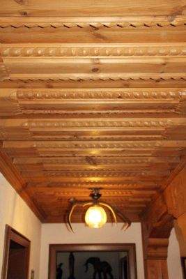 handgeschnitzte Holzdecke im Erdgeschoss