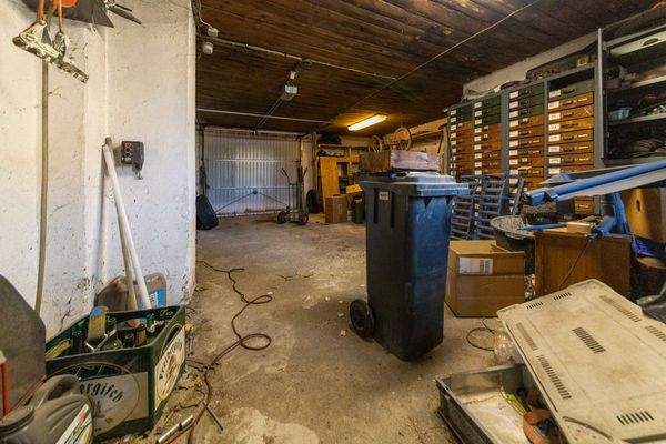 2. Garage mit elektr. Rolltor + Fernbedienung 