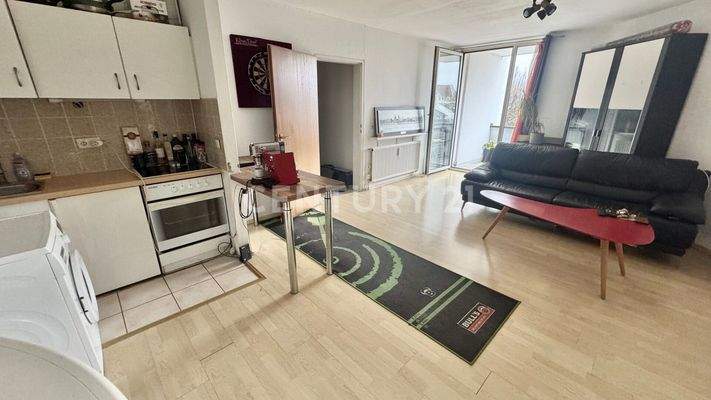 großzügiger Wohnbereich mit viel Tageslicht