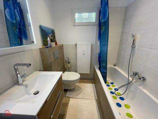 Modernes Bad mit Fenster und Badewanne