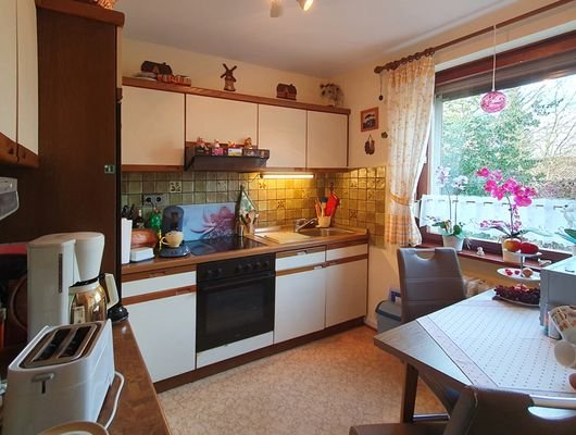 Die gemütliche Küche ist selbstverständlich voll ausgestattet und in gutem Zustand! Manuelle Rolläden sind natürlich auch hier dabei. Geniessen Sie beim morgendlichen Kaffee die schöne Aussicht!