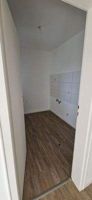 Küche mit neuem Fliesenspiegel, hellem Vinylboden und Fenster.jpg