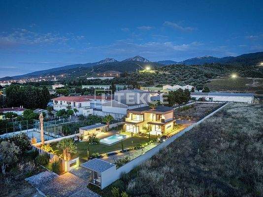 Villa with a Spacious Garden and Swimming Pool in İzmir
