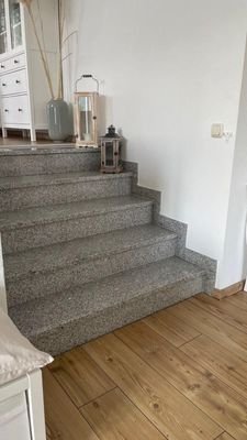 Treppe zum offenen Wohnzimmer.jpeg