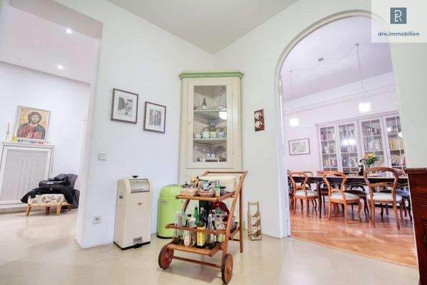 Blick von Küche in Flur und Esszimmer