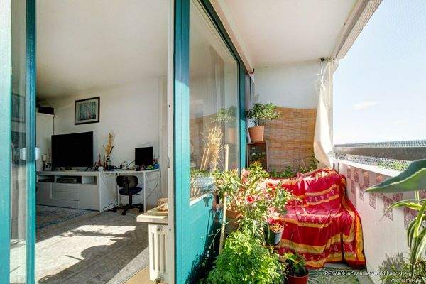 Schlaf- und Arbeitszimmer, hell und lichtdurchflutet mit West- Loggia/Balkon über die gesamte Breite der Fensterfront der Wohnung