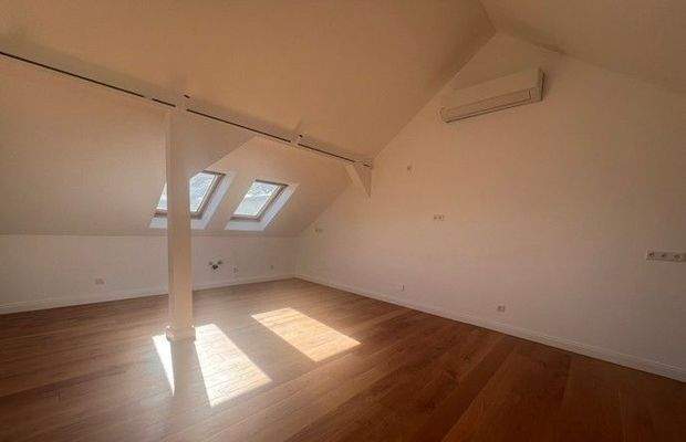 Wohnzimmer mit offener Küche