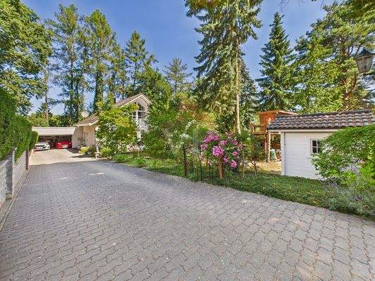 Blick auf die Zu-/ Einfahrt