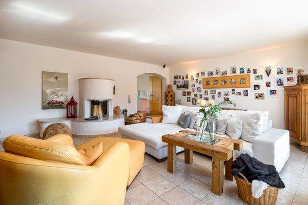 Wohnzimmer mit Kamin