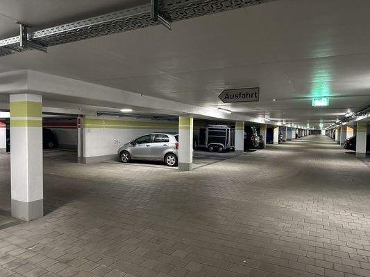 Die großzügige Tiefgarage (2 Stellplätze gehören z