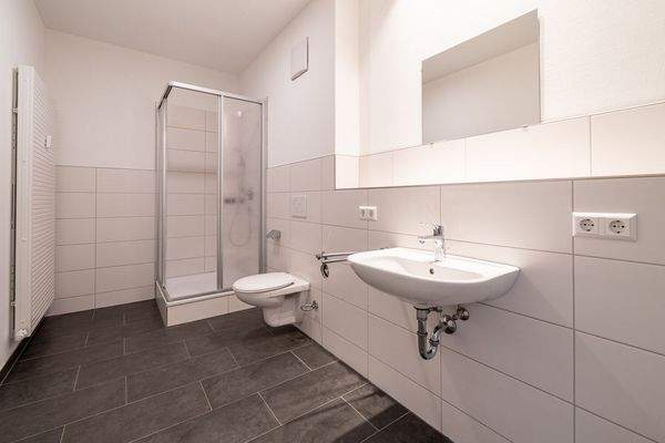 Bad mit Dusche und WC