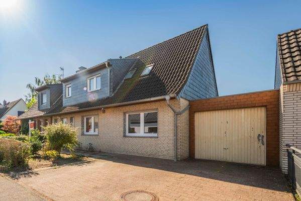 Vorderansicht mit Garage