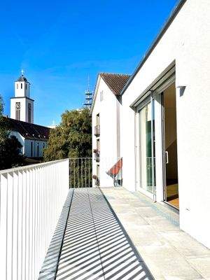 Balkon mit Blick auf die Kirche