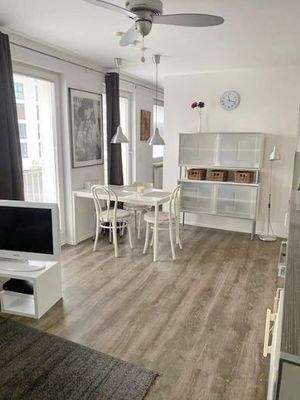 heller Raum mit Zugang zum Balkon