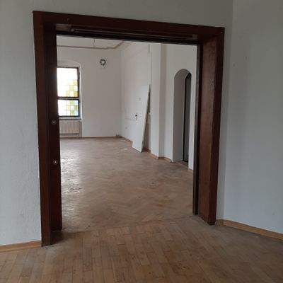 Leerer Raum mit Holzboden