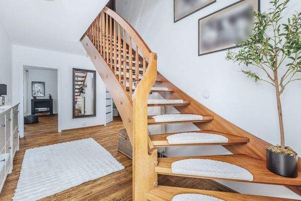 Flur mit Echtholztreppe