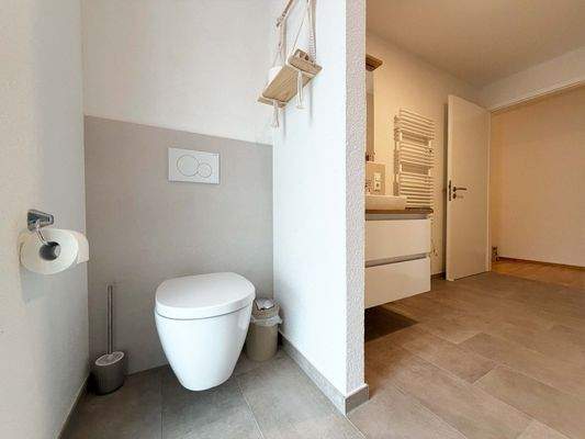 Ein WC-Bereich, der durch seine praktische Gestaltung Ruhe und Diskretion vereint