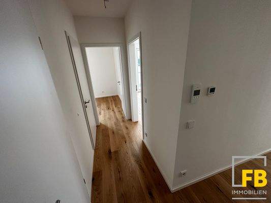 Flur in Richtung: Gäste-WC, Schlaf-/Büro-/Gäste