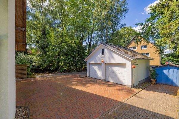 Das Grundstück ist derzeit noch z.T. mit einer Doppelgarage bebaut.