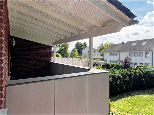 OG: Der große Balkon ist überdacht