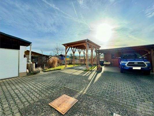 Hof mit vielen Pkw-Stellplätzen