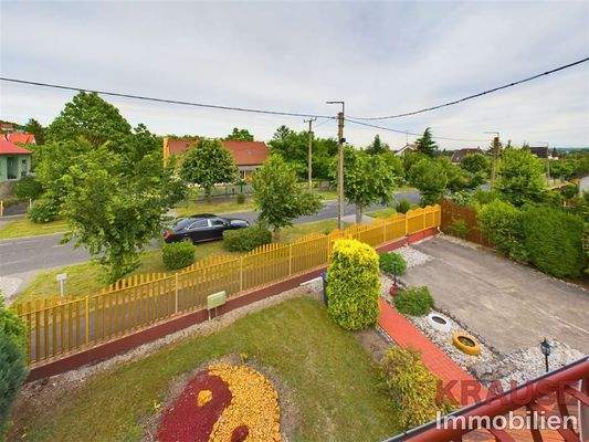 Ausblick von Balkon in Garten