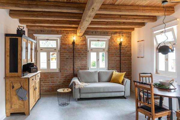 Wohn-/Essbereich mit Schlafsofa