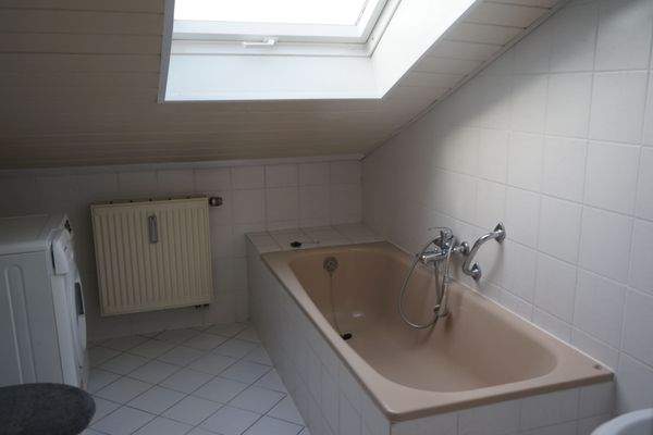 Das helle Bad mit Wanne, Waschbecken