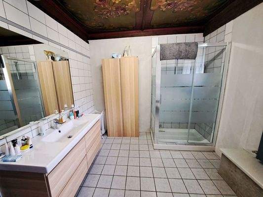 Geräumiges Badezimmer mit Dusche im ersten Stock_A