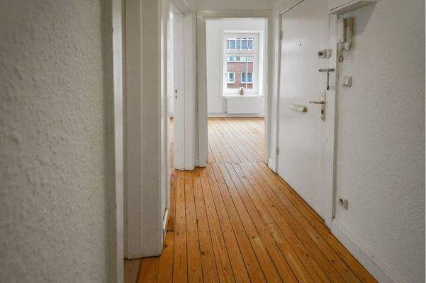 Flur mit Blick in das Wohn- und Esszimmer