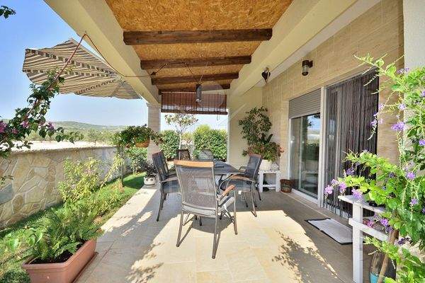 Voll möbliertes Juwel mit überdachter Terrasse