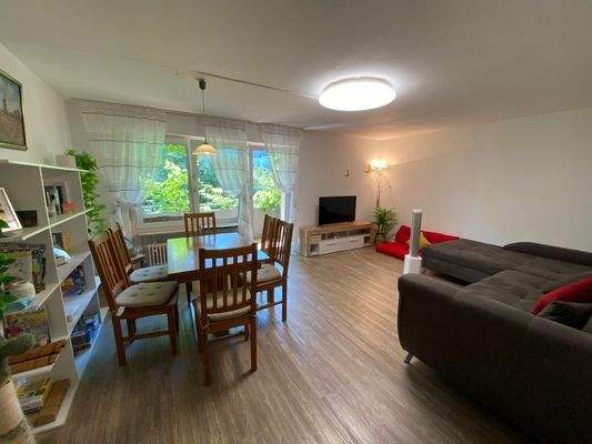Wohn- und Esszimmer mit  Balkonzugang